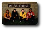die Crew vor ihrer Unterkunft